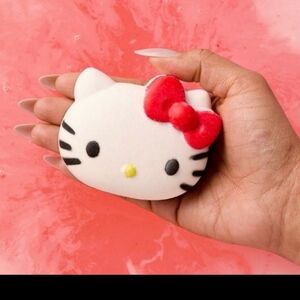 Hello Kitty Bathbomb Lush